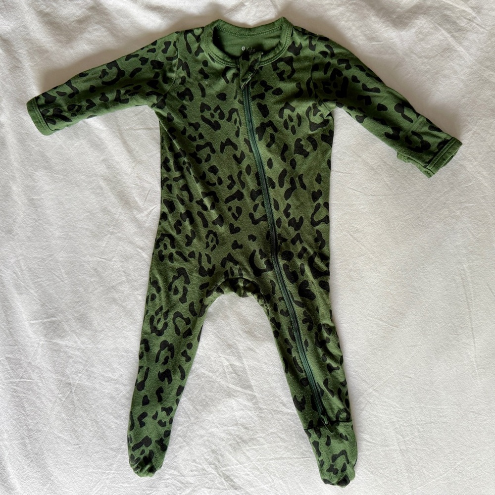 Kyte Baby green leopard 0-3M Footed Sleeper